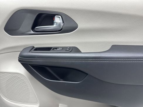 Used 2023 Chrysler Pacifica Touring-L image 36