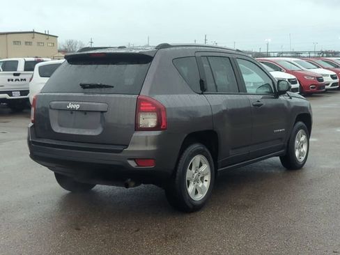 Used 2017 Jeep Compass Latitude FWD image 3