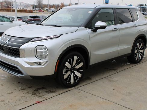 Used 2025 Mitsubishi Outlander SE image 3