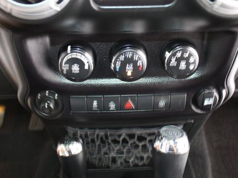 Used 2015 Jeep Wrangler Unlimited Rubicon w/ Connectivity Group AWD/4WD image 32