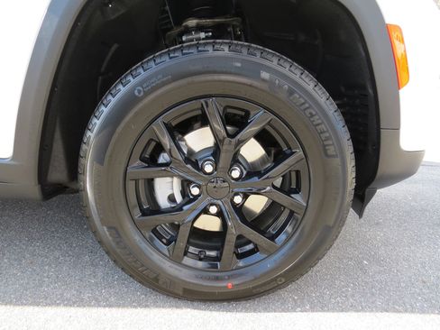 New 2025 Jeep Grand Cherokee Altitude image 10