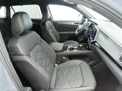 Certified 2024 Volkswagen Atlas Cross Sport SE image 18