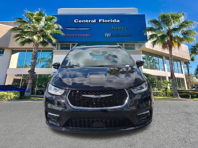 Used 2025 Chrysler Pacifica Select FWD image 3