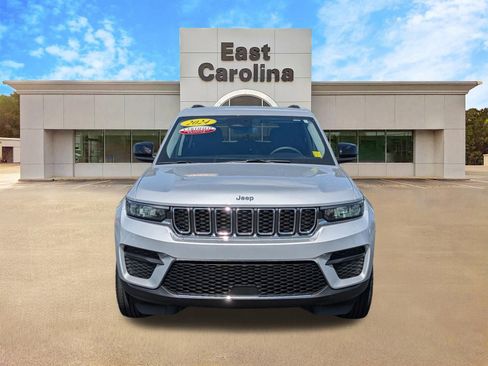 Certified 2024 Jeep Grand Cherokee Laredo RWD image 8
