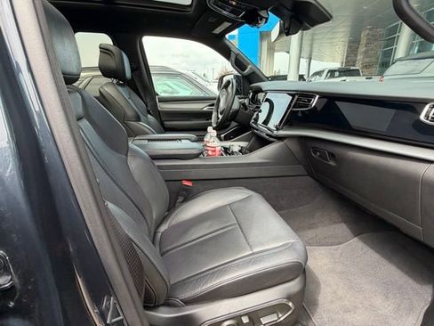 Used 2023 Jeep Wagoneer Series II w/ Convenience Group I AWD/4WD image 3