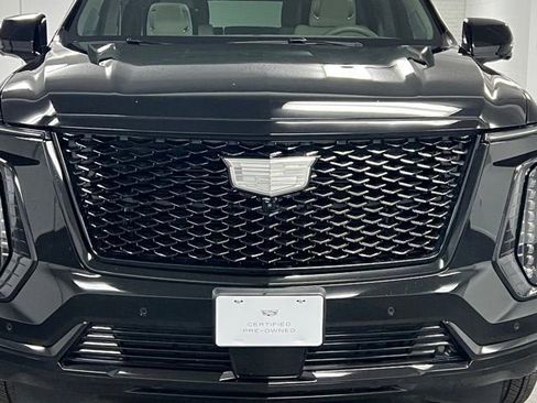 Used 2025 Cadillac Escalade ESV Sport Platinum w/ LPO, ONYX Package AWD/4WD image 8