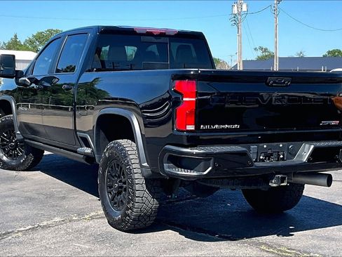 Used 2024 Chevrolet Silverado 2500 ZR2 w/ Technology Package AWD/4WD image 12
