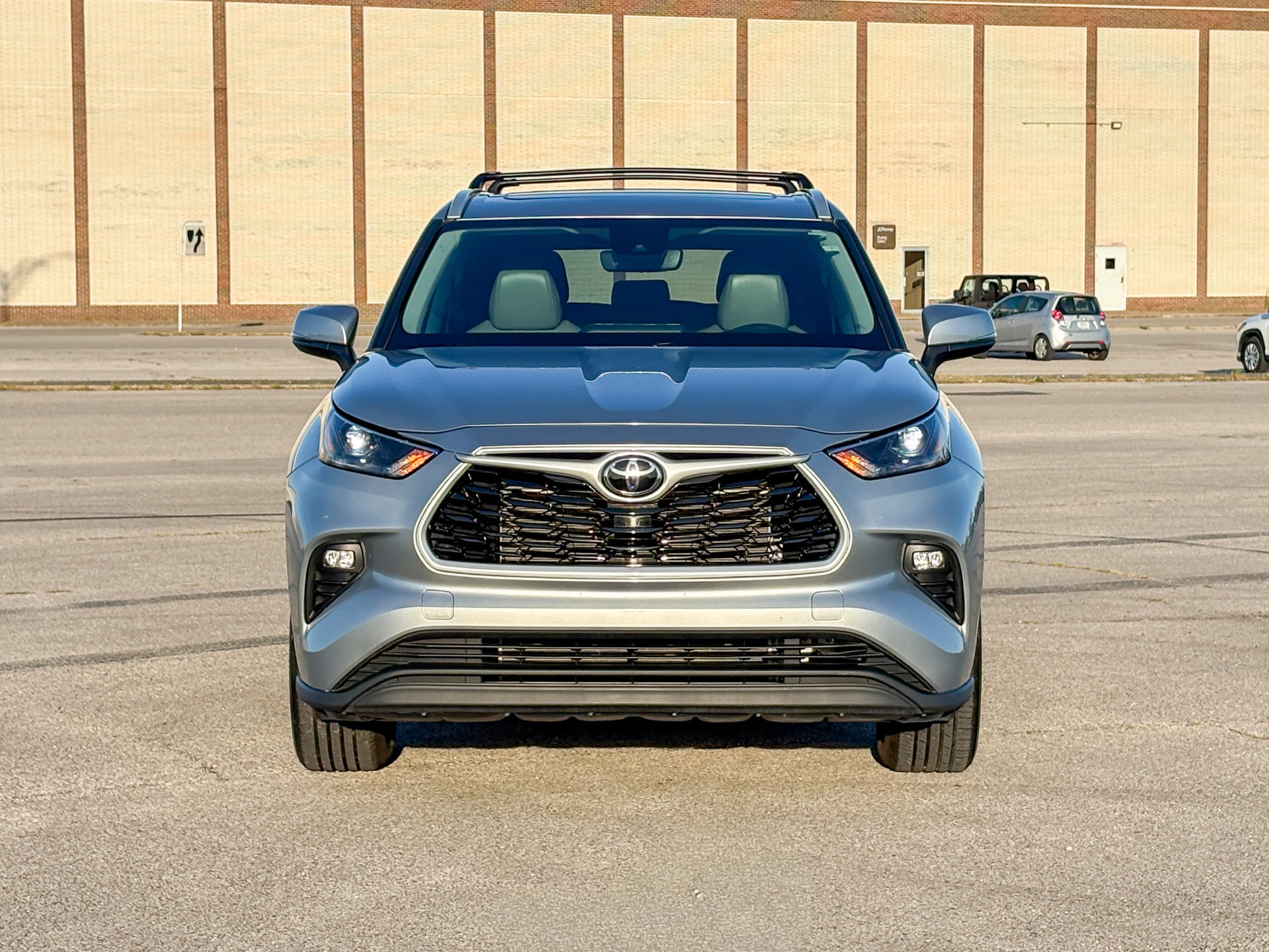 Used 2022 Toyota Highlander XLE AWD/4WD image 4