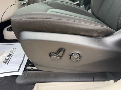 Used 2023 Chrysler Voyager LX FWD image 13