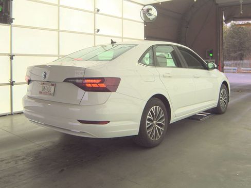 Used 2021 Volkswagen Jetta SE w/ SE Cold Weather Package image 4