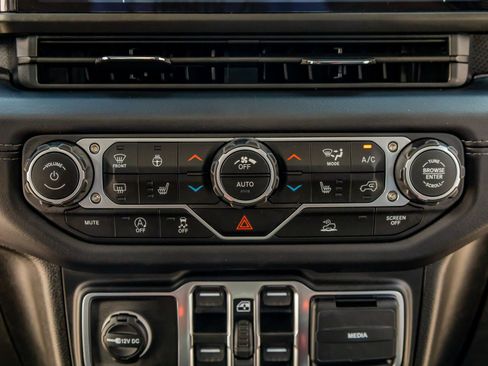 Used 2025 Jeep Wrangler Unlimited Rubicon image 23