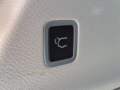 Used 2024 Chrysler Pacifica Limited FWD image 17