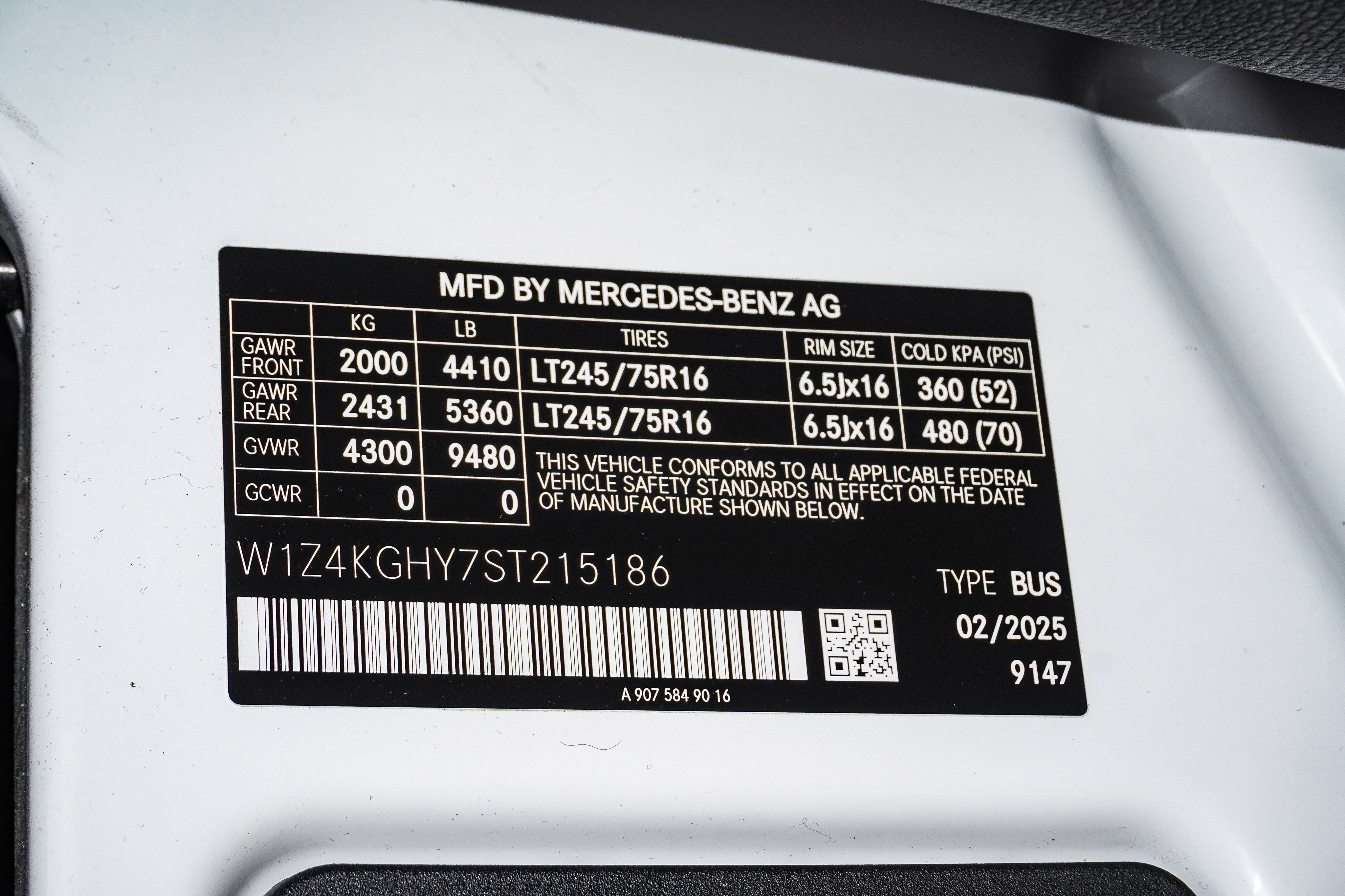 Used 2025 Mercedes-Benz Sprinter 2500 image 32