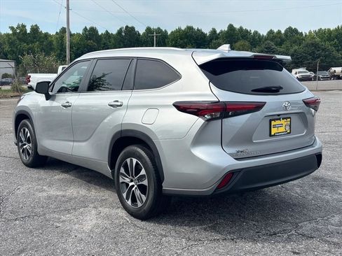 Used 2024 Toyota Highlander XLE FWD image 24