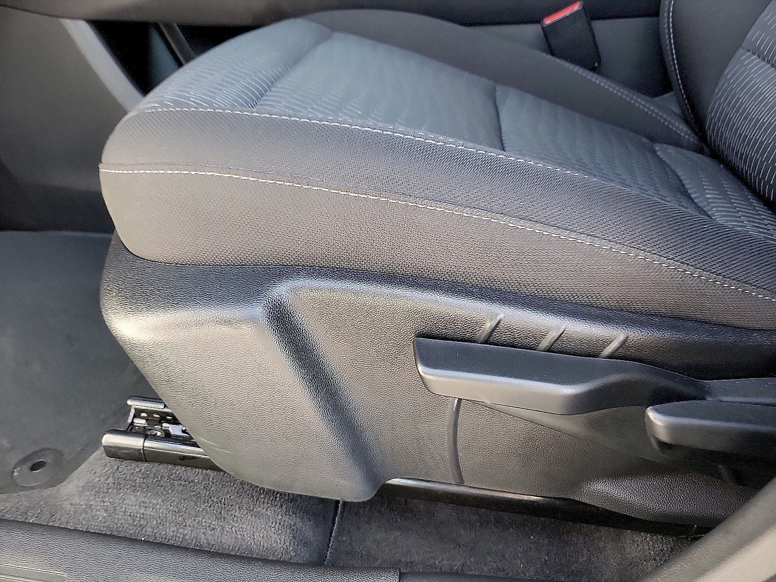 Used 2026 Chevrolet Equinox LT AWD/4WD image 12
