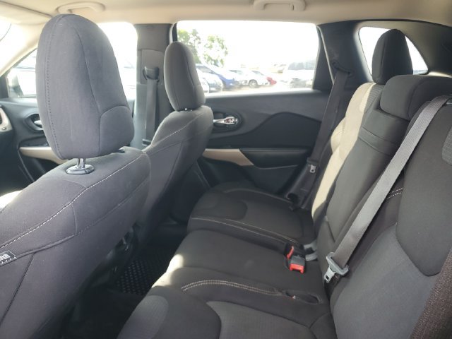 Used 2017 Jeep Cherokee Latitude w/ Cold Weather Group AWD/4WD image 9