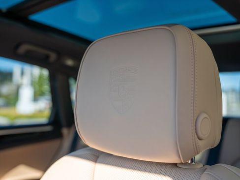 Certified 2026 Porsche Macan AWD/4WD image 13