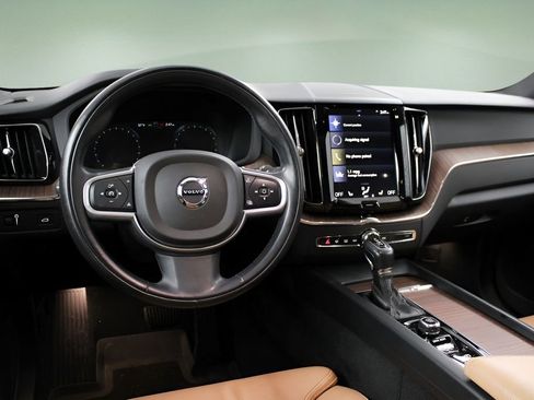 Used 2019 Volvo XC60 T5 Momentum w/ Multimedia Package image 11