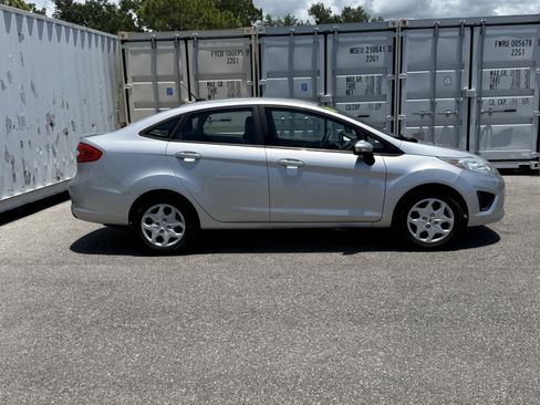 Used 2013 Ford Fiesta SE w/ Super Fuel Economy Pkg FWD image 3