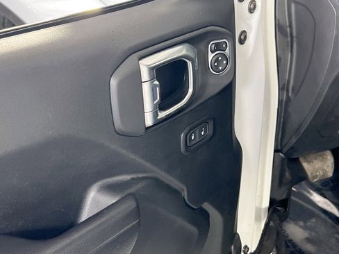 Used 2022 Jeep Gladiator Willys image 18