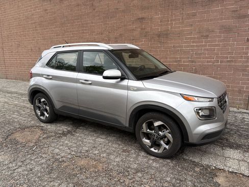 Used 2025 Hyundai Venue SEL FWD image 7