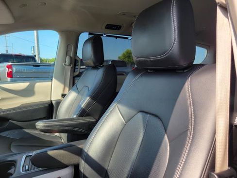 Used 2024 Chrysler Pacifica Touring-L FWD image 11