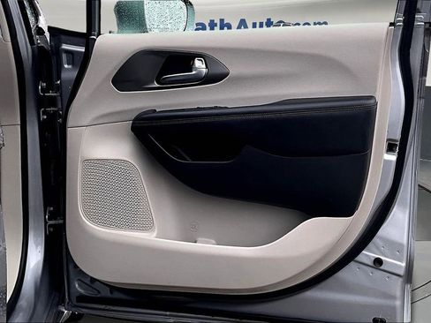 Used 2020 Chrysler Pacifica Touring-L image 29