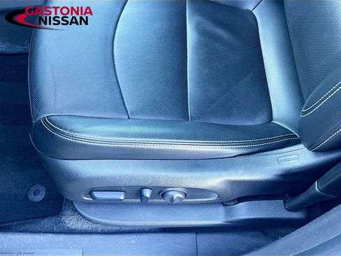 Used 2024 GMC Terrain SLT image 25