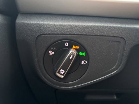 Used 2022 Volkswagen Atlas Cross Sport SE image 25