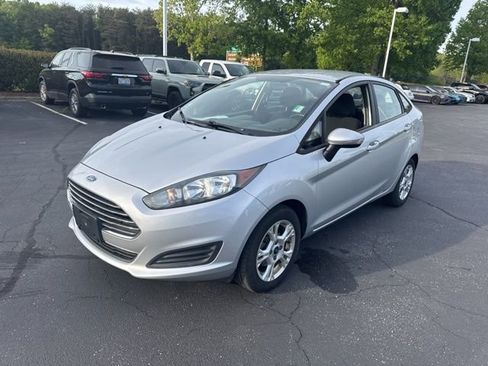 Used 2015 Ford Fiesta SE image 9
