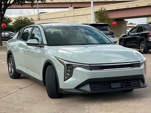 Used 2025 Kia K4 FWD image 3