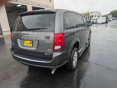 Used 2018 Dodge Grand Caravan SE w/ UConnect Hands-Free Group FWD image 8