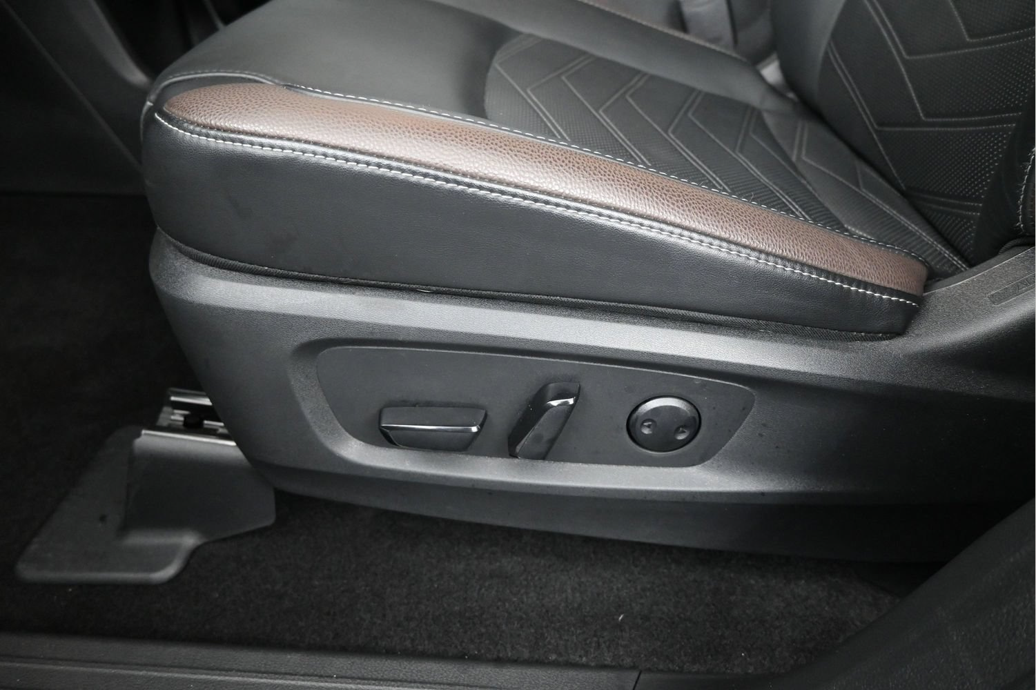 Certified 2025 Nissan Pathfinder Platinum w/ Cargo Package FWD image 10