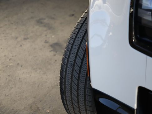 New 2026 Land Rover Defender 110 X-Dynamic SE image 3