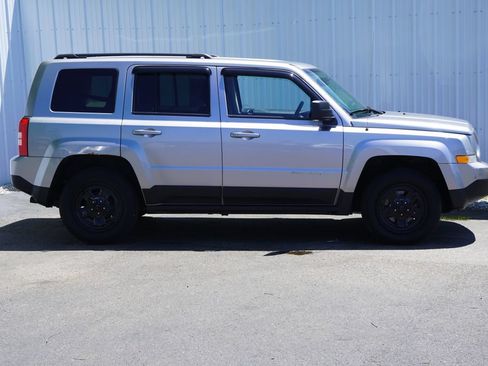 Used 2017 Jeep Patriot Sport w/ Power Value Group FWD image 2