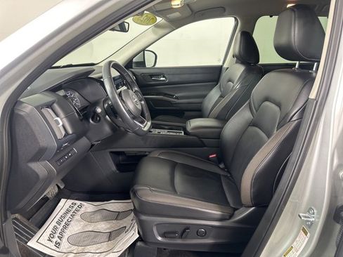 Used 2025 Nissan Pathfinder SL image 26