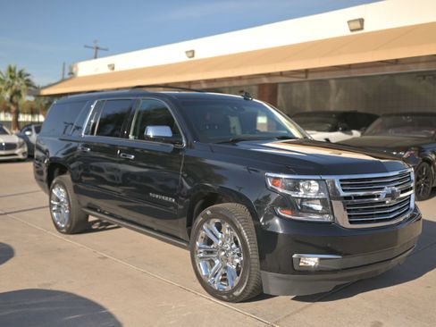Used 2020 Chevrolet Suburban Premier w/ Premier Plus Edition AWD/4WD image 3