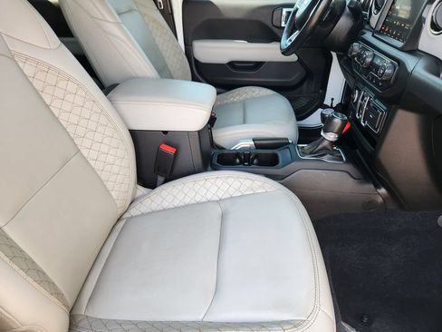 Used 2021 Jeep Wrangler Unlimited Sahara AWD/4WD image 5