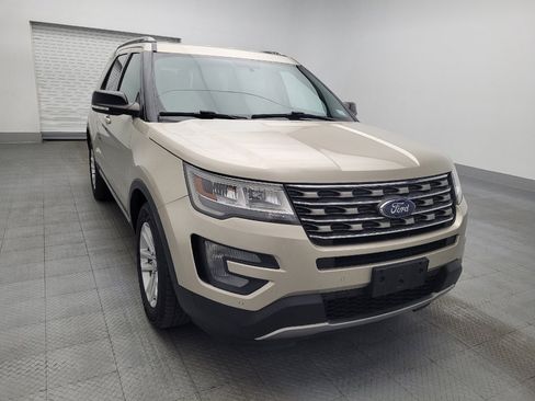 Used 2017 Ford Explorer XLT w/ Equipment Group 202A FWD image 14