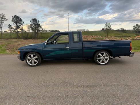Used 1994 Nissan Pickup XE image 5
