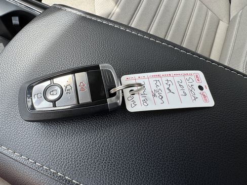 Used 2019 Ford Fusion SE FWD image 22