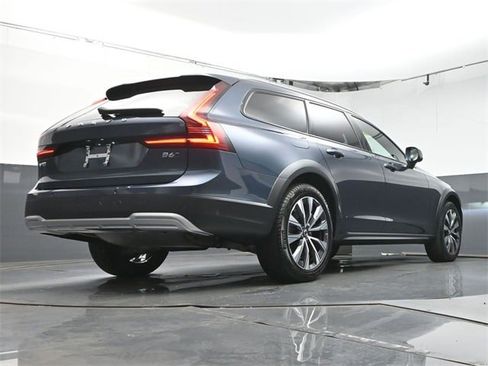 Certified 2025 Volvo V90 B6 Cross Country Plus image 39