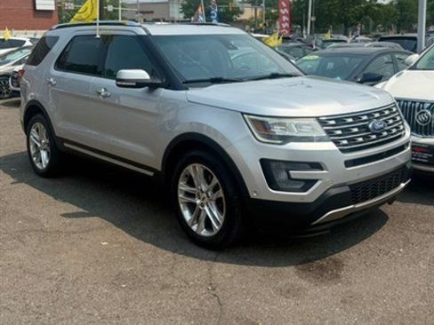 Used 2017 Ford Explorer Limited w/ Equipment Group 301A AWD/4WD image 4
