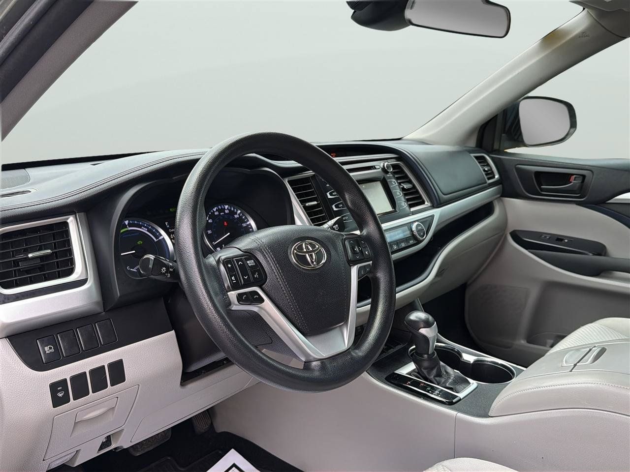 Used 2017 Toyota Highlander LE AWD/4WD image 10