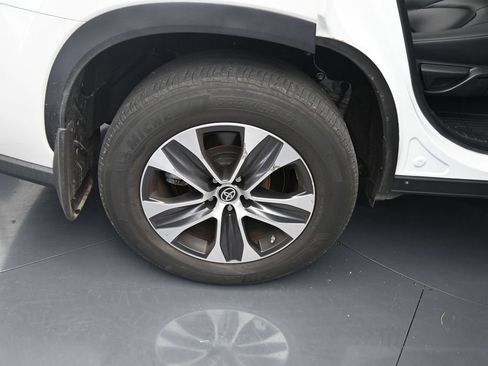 Used 2023 Toyota Highlander XLE AWD/4WD image 14