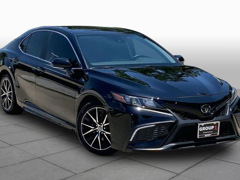 Used 2023 Toyota Camry SE FWD image 3