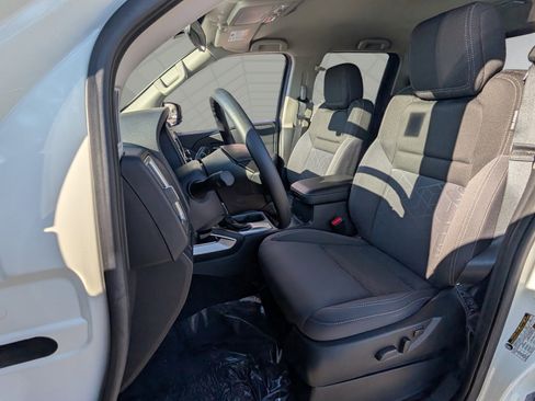 Certified 2025 Nissan Frontier SV image 6