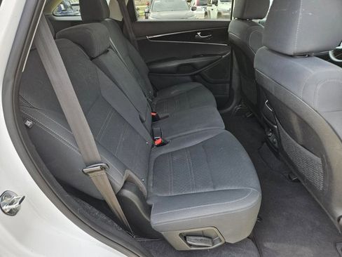 Used 2020 Kia Sorento LX image 16