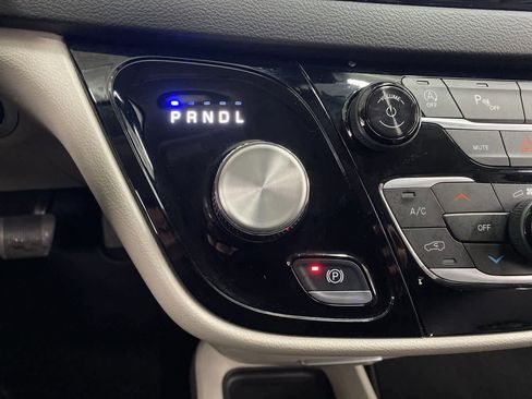 Used 2024 Chrysler Pacifica Touring-L image 26