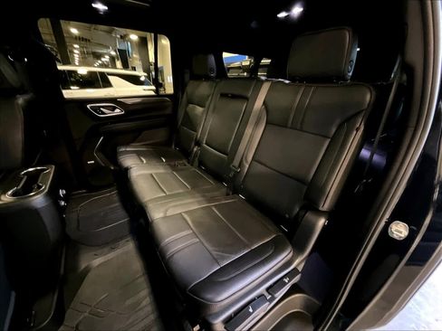Used 2022 Chevrolet Suburban RST w/ Luxury Package image 15